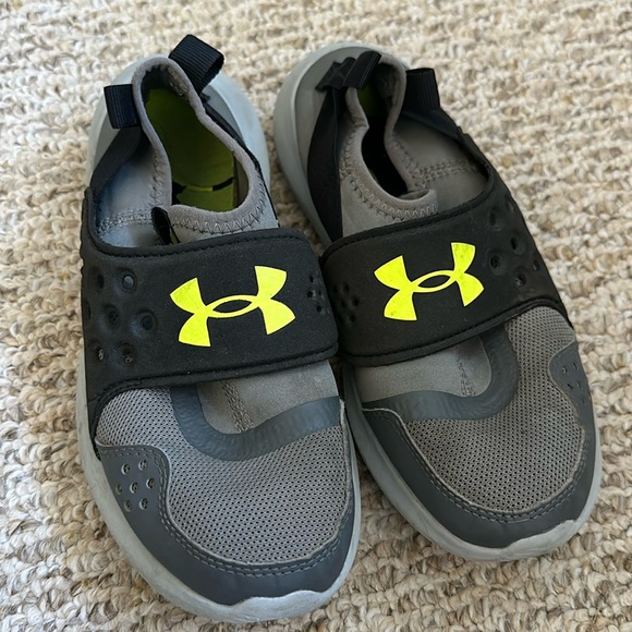 Under Armour shoes size kids 4 - Picture 1 of 4